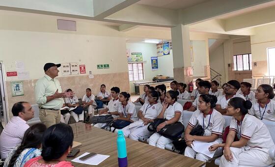 भारत: शहरी बस्तियों में छूट गए बच्चों को वैक्सीन के दायरे में लाने की कोशिश